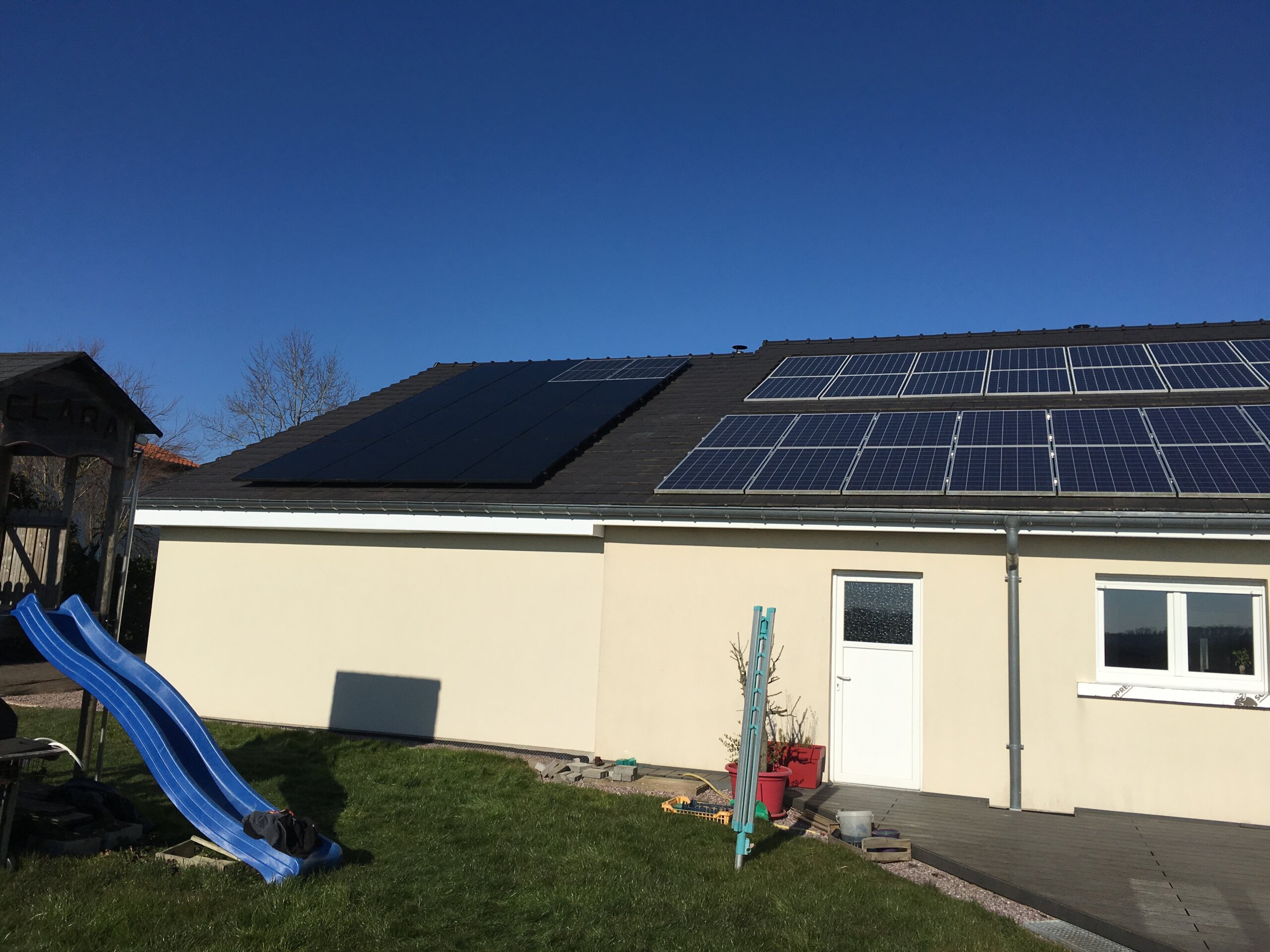 maison avec toiture équipée de panneaux photovoltaïques